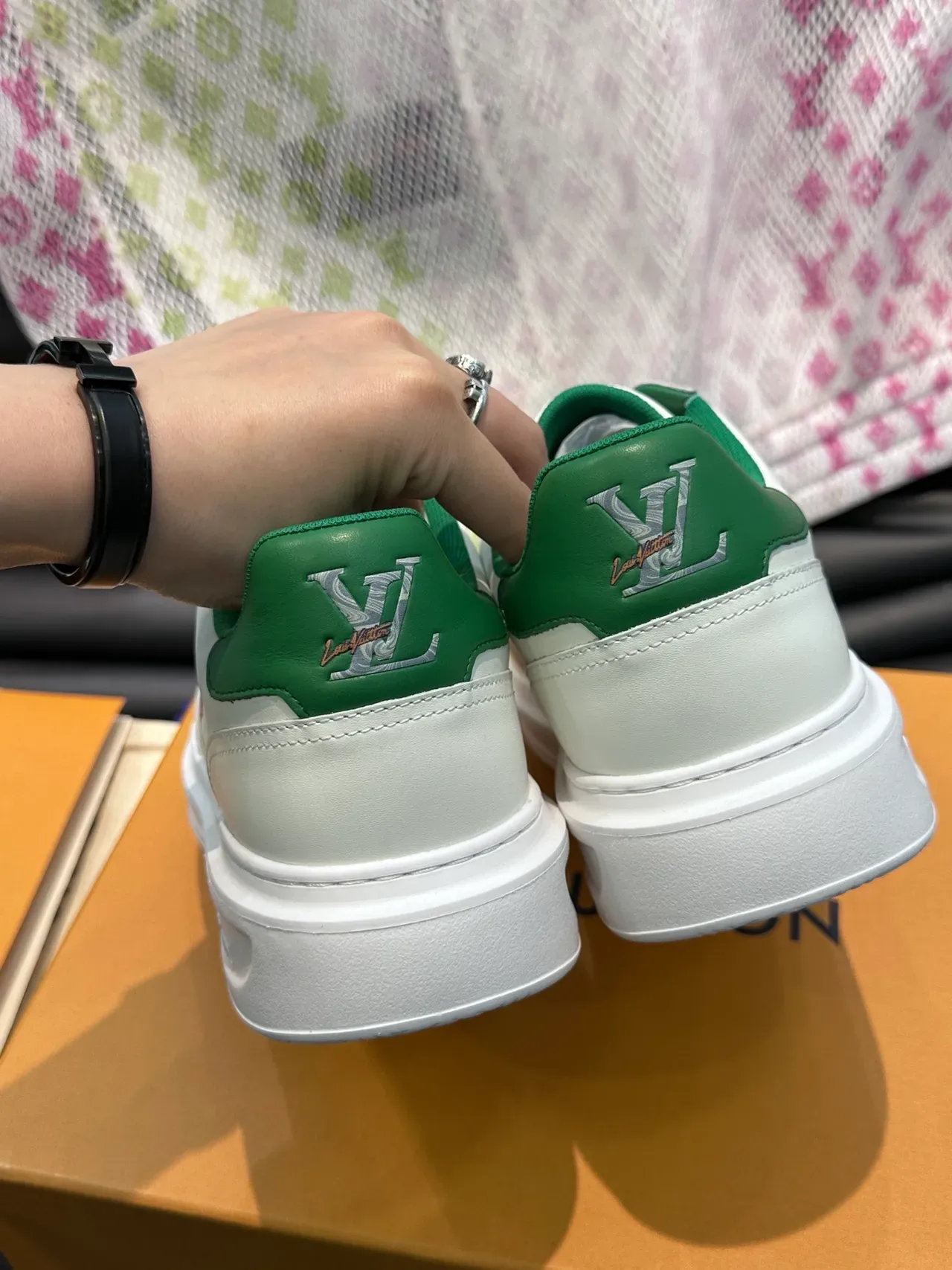 Louis Vuitton LV Trainer Tênis Brancos Verdes de Couro Low-Top Bordados Florais Monograma Estilo de Vida 3