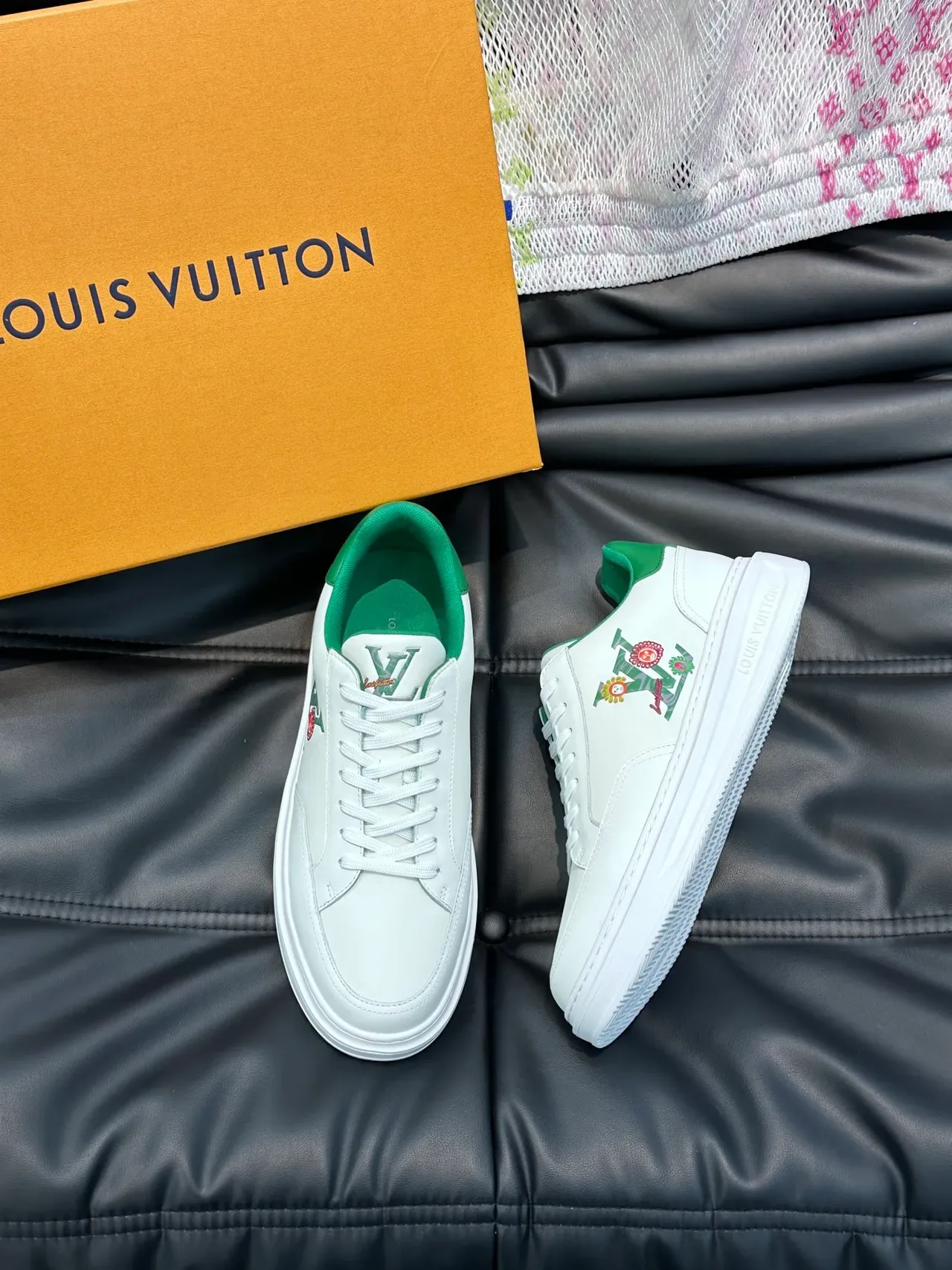 Louis Vuitton LV Trainer Tênis Brancos Verdes de Couro Low-Top Bordados Florais Monograma Estilo de Vida 4