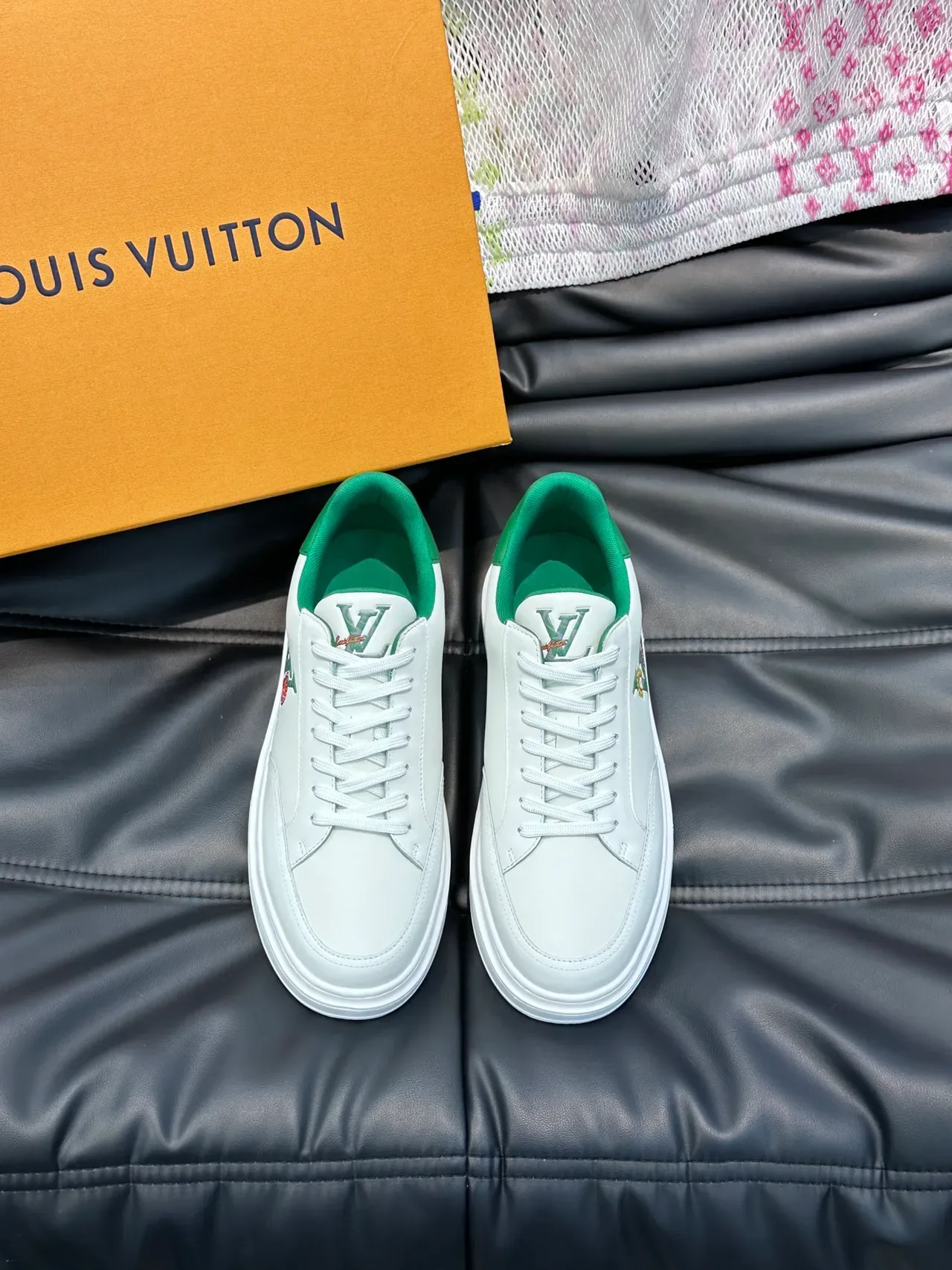Louis Vuitton LV Trainer Tênis Brancos Verdes de Couro Low-Top Bordados Florais Monograma Estilo de Vida 5