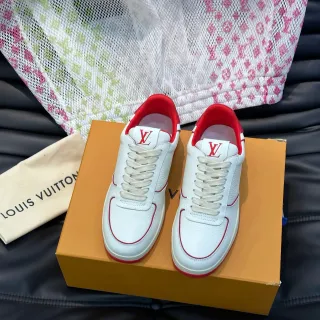 Louis Vuitton LV Trainer branco vermelho couro pebbled piping de contraste sneakers lifestyle