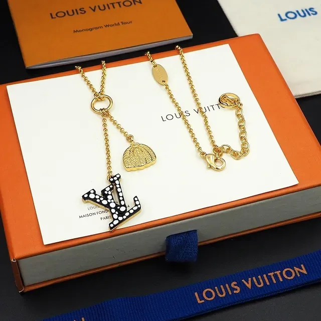 Collier pendentif Monogram Louis Vuitton LV x YK Iconic Gold Black Chain 5