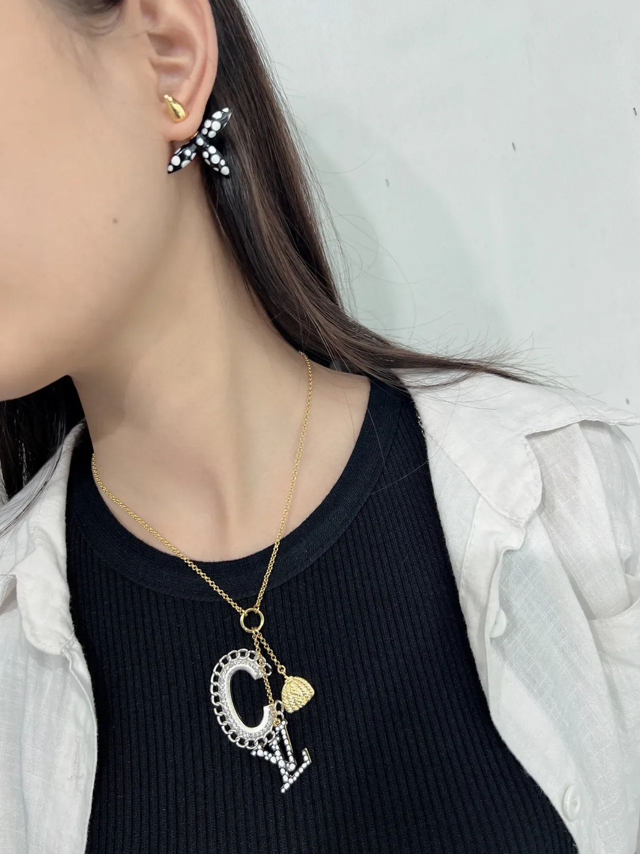 Collier pendentif Monogram Louis Vuitton LV x YK Iconic Gold Black Chain 8