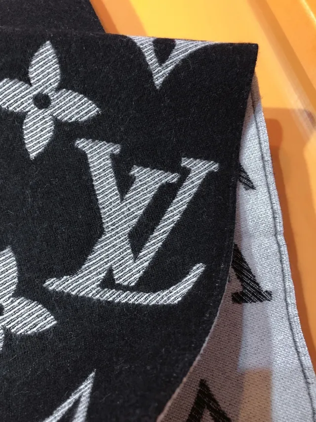 Louis Vuitton Monogram Floral Écharpe Noire et Grise en Cachemire 9