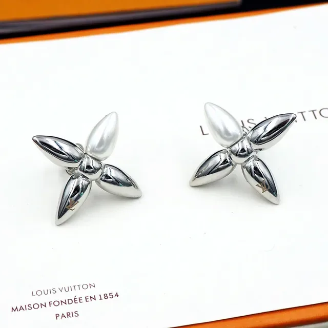Louis Vuitton Monogram Flower Pearl-Centered Silver Stud Earrings 5