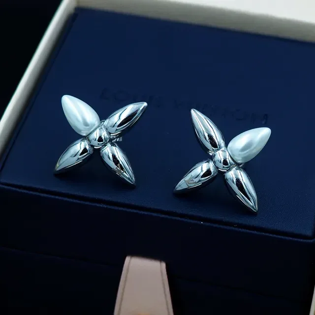 Louis Vuitton Monogram Flower Pearl-Centered Silver Stud Earrings 8