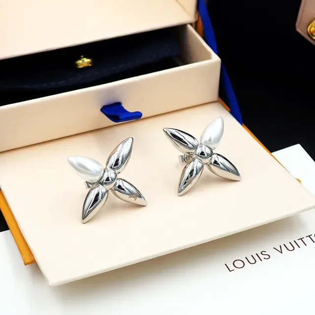 Louis Vuitton Monogram Flower Pearl-Centered Silver Stud Earrings 9