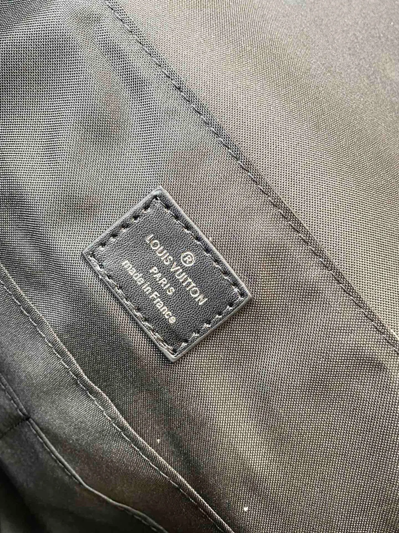 حقيبة ظهر كاجوال Louis Vuitton Monogram رمادي أسود مع إغلاق أمامي 2