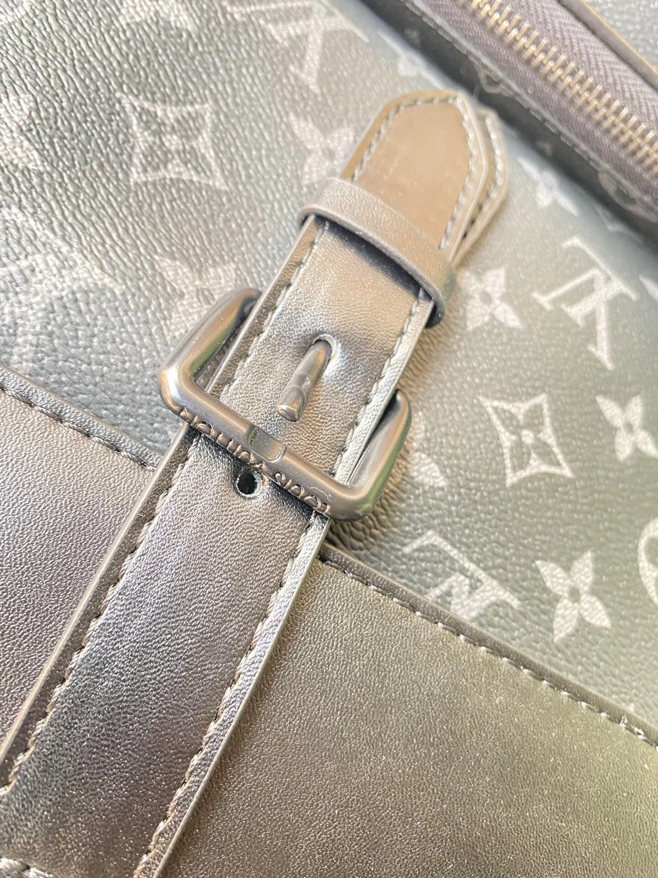 حقيبة ظهر كاجوال Louis Vuitton Monogram رمادي أسود مع إغلاق أمامي 4