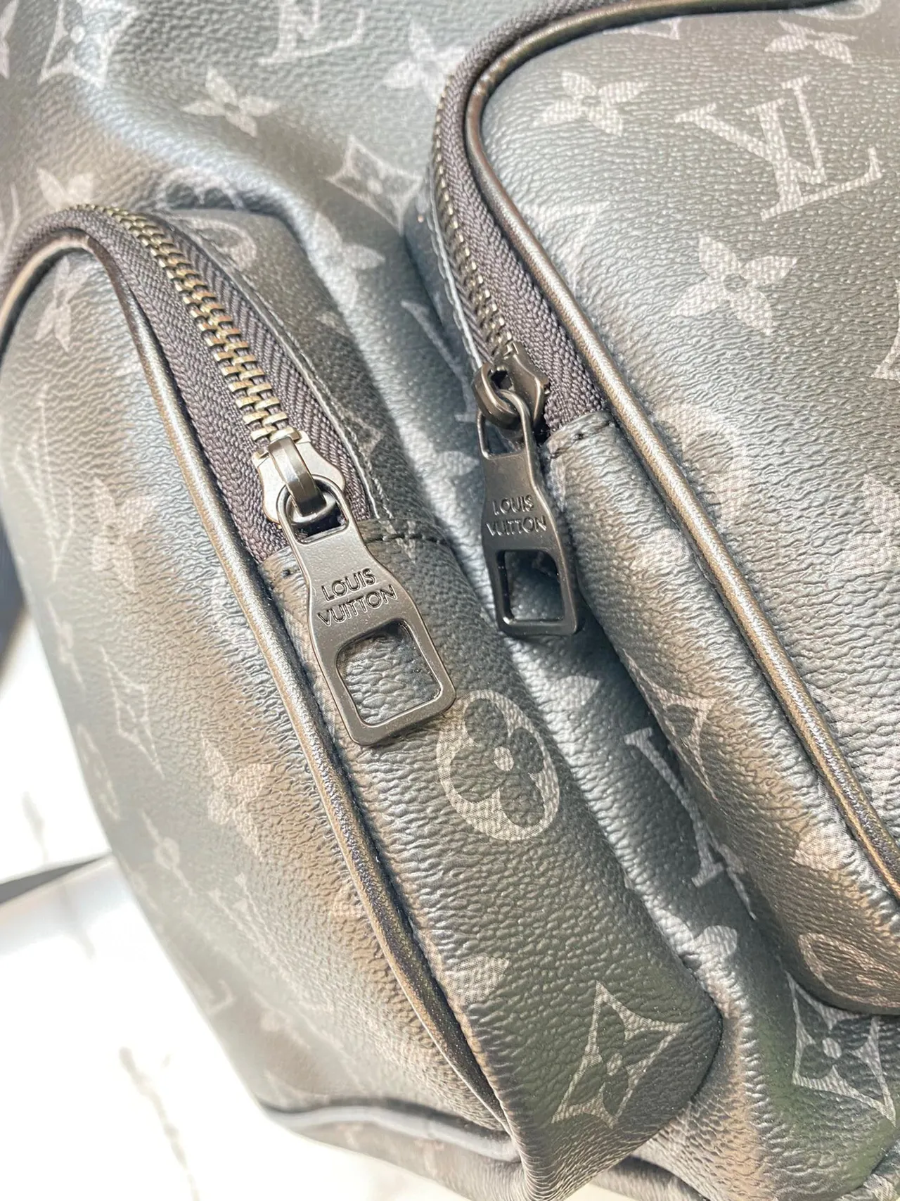 حقيبة ظهر كاجوال Louis Vuitton Monogram رمادي أسود مع إغلاق أمامي 6