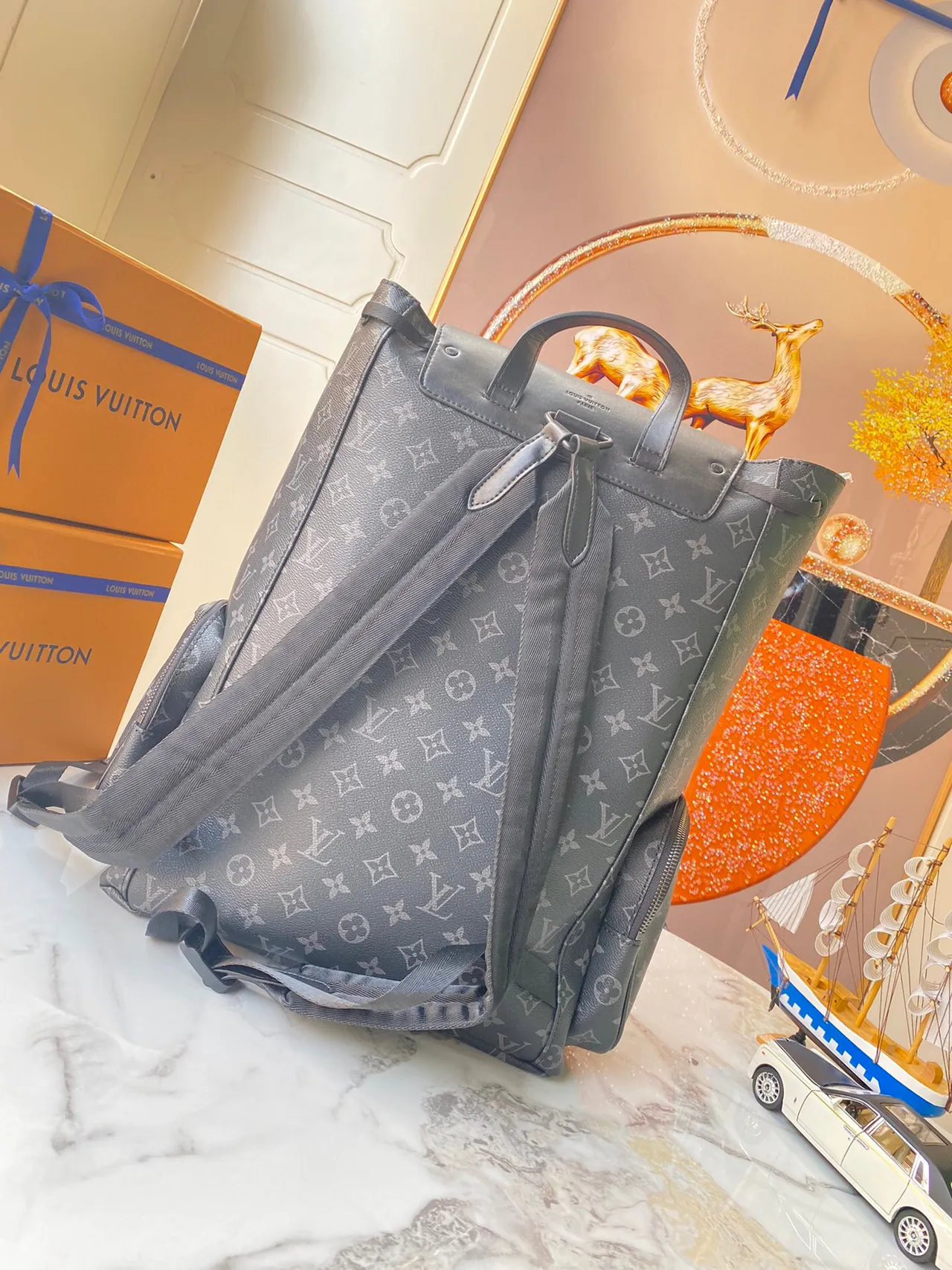 حقيبة ظهر كاجوال Louis Vuitton Monogram رمادي أسود مع إغلاق أمامي 8