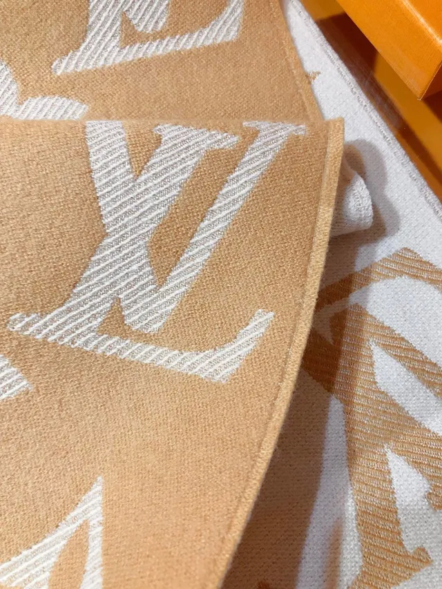Louis Vuitton Monogram Jacquard cachecol bege e branco de caxemira 9
