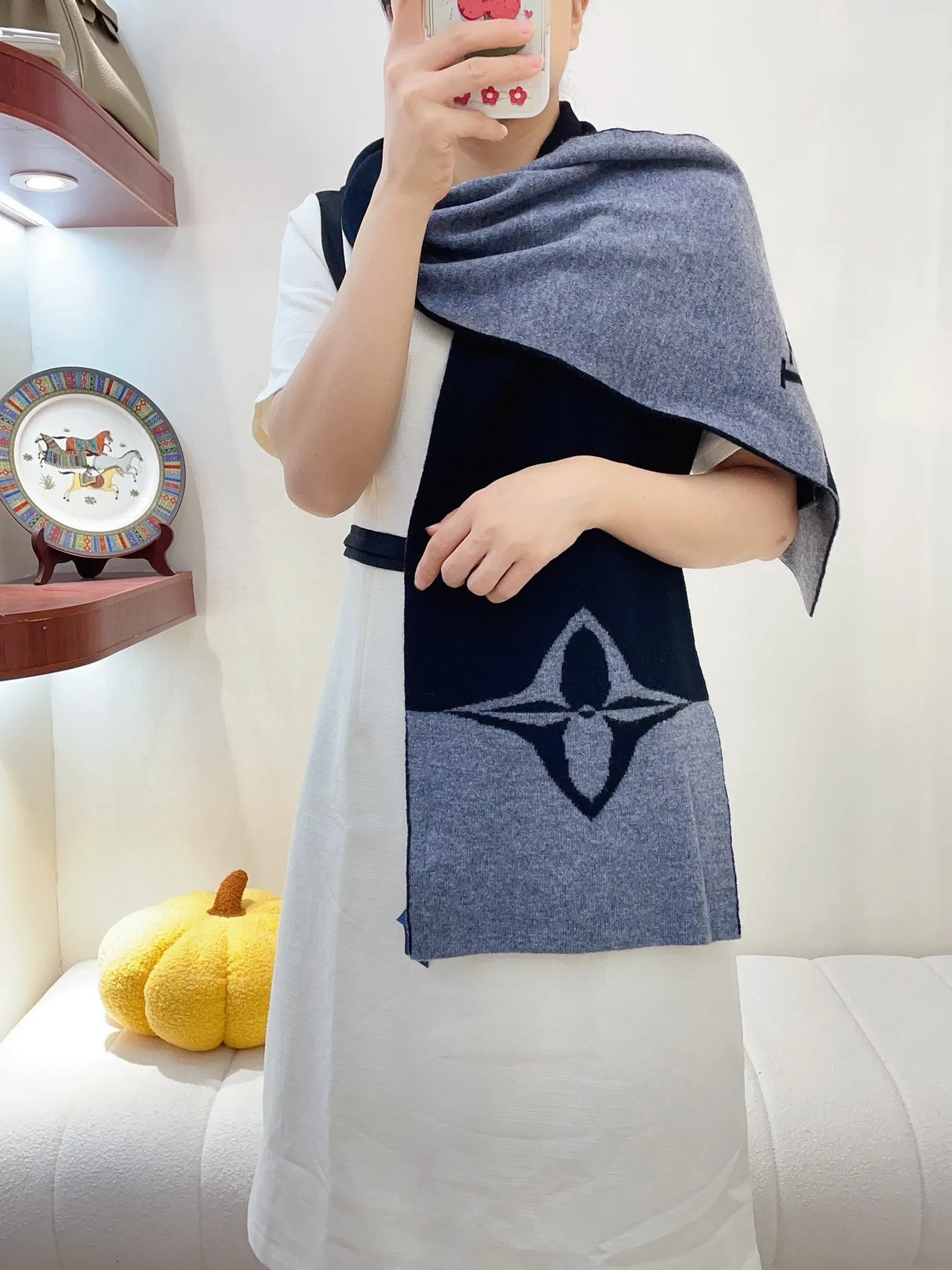 Louis Vuitton Monogram Knit Écharpe en Cachemire Navy et Gris 2