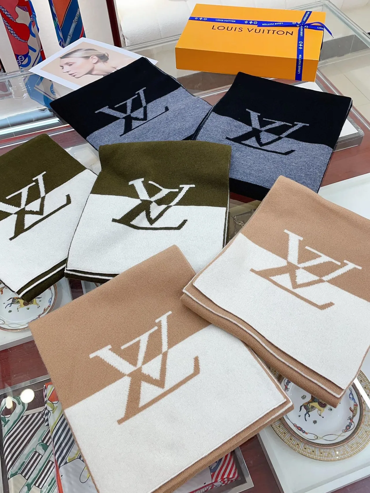 Louis Vuitton Monogram Knit Écharpe en Cachemire Navy et Gris 3