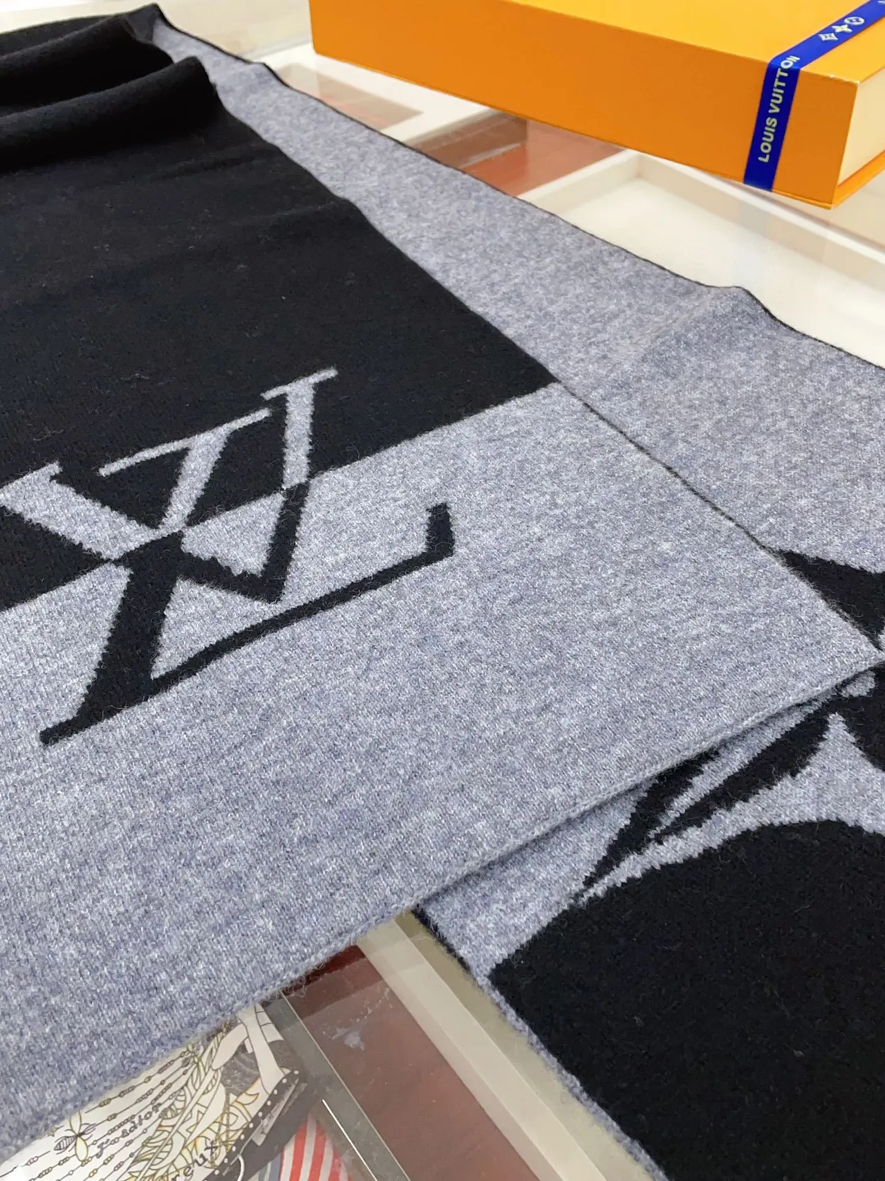 Louis Vuitton Monogram Knit Écharpe en Cachemire Navy et Gris 7