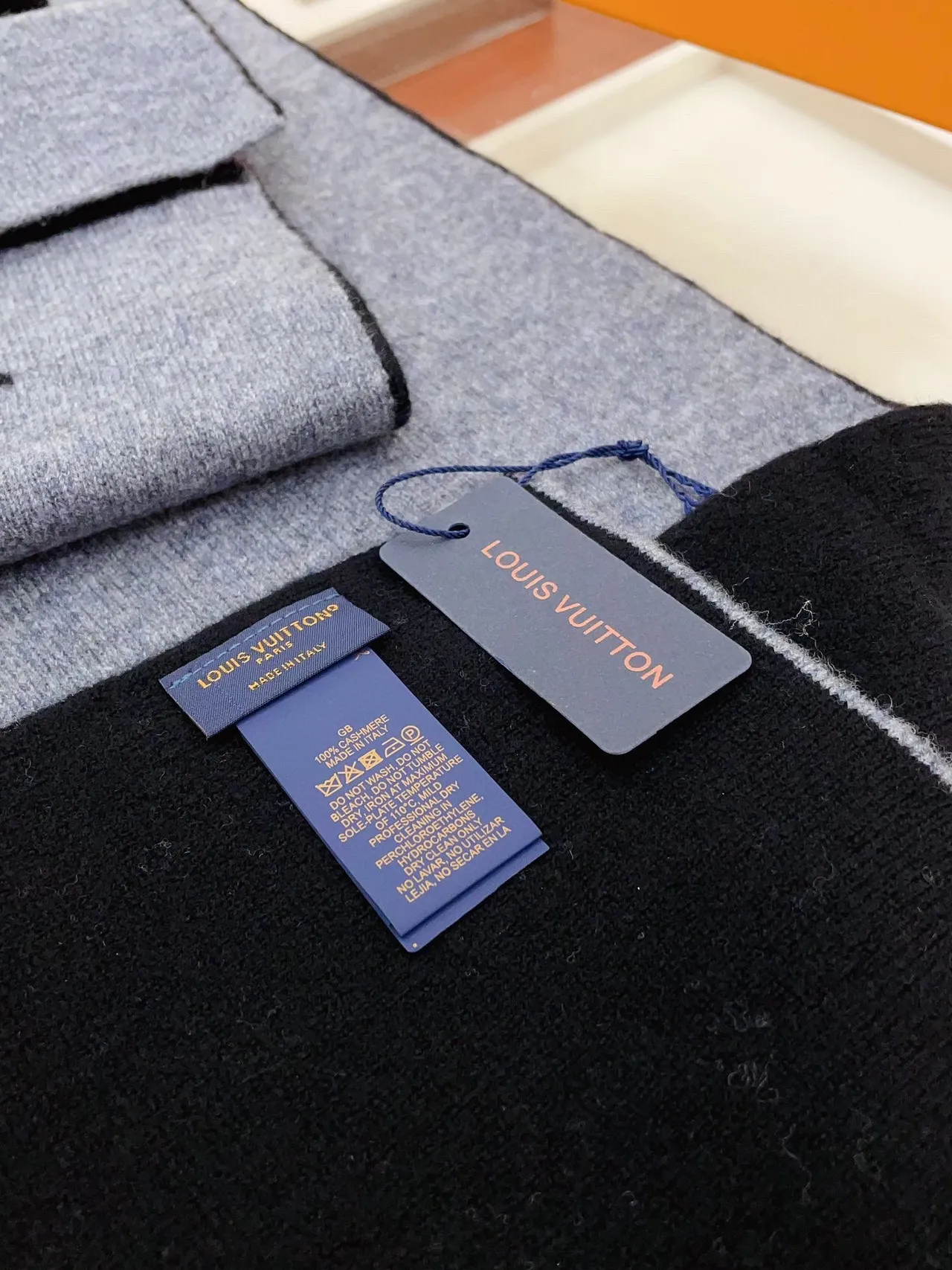 Louis Vuitton Monogram Knit Écharpe en Cachemire Navy et Gris 8