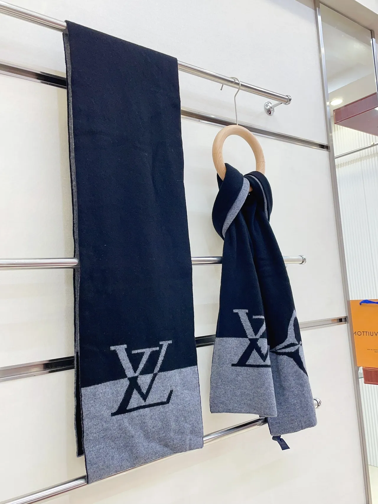 Louis Vuitton Monogram Knit Écharpe en Cachemire Navy et Gris 9