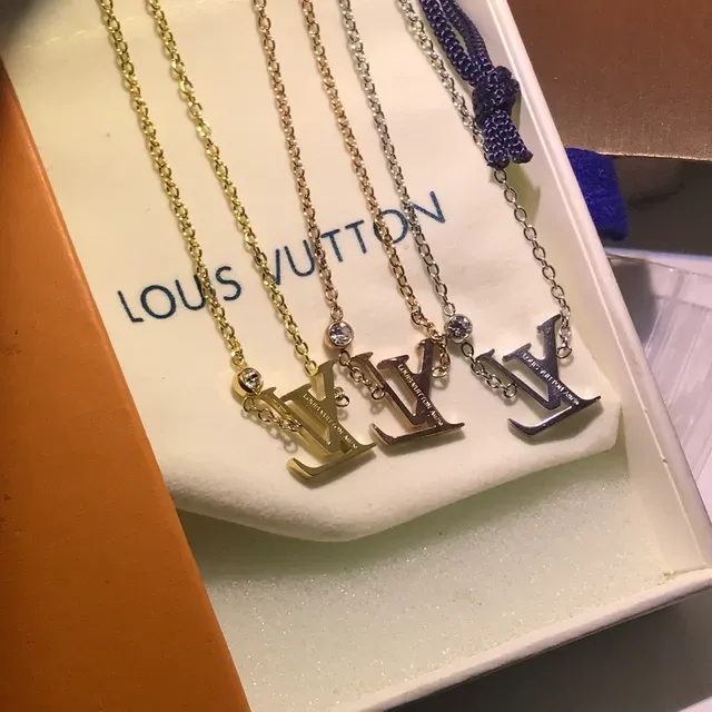 Collier pendentif Louis Vuitton Monogram en or argent avec accent cristal 2