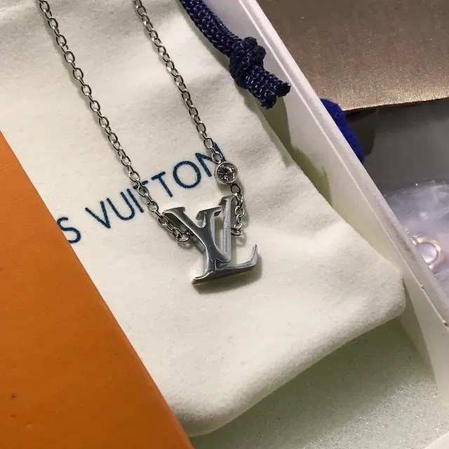 Collier pendentif Louis Vuitton Monogram en or argent avec accent cristal 3