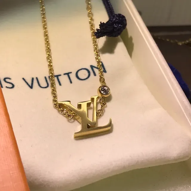 Collier pendentif Louis Vuitton Monogram en or argent avec accent cristal 4