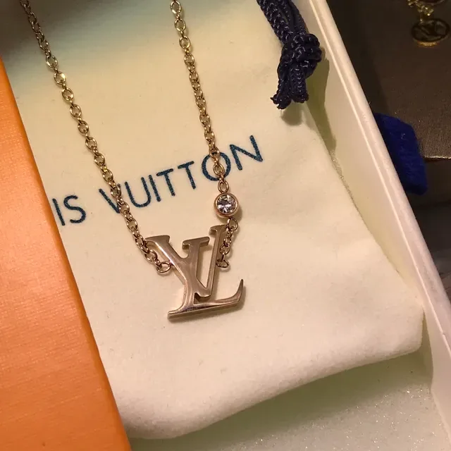 Collier pendentif Louis Vuitton Monogram en or argent avec accent cristal 5