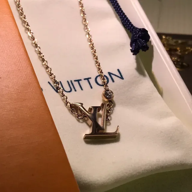 Collier pendentif Louis Vuitton Monogram en or argent avec accent cristal 6