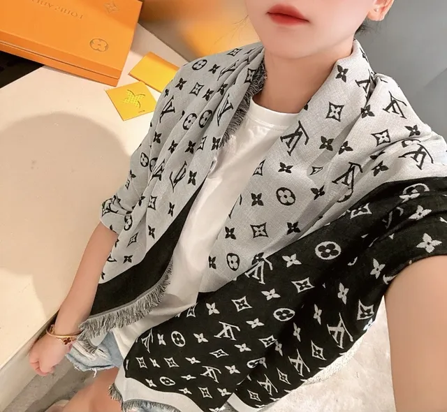 Louis Vuitton lenço impresso monograma preto cinza dois tons lenço de seda 3