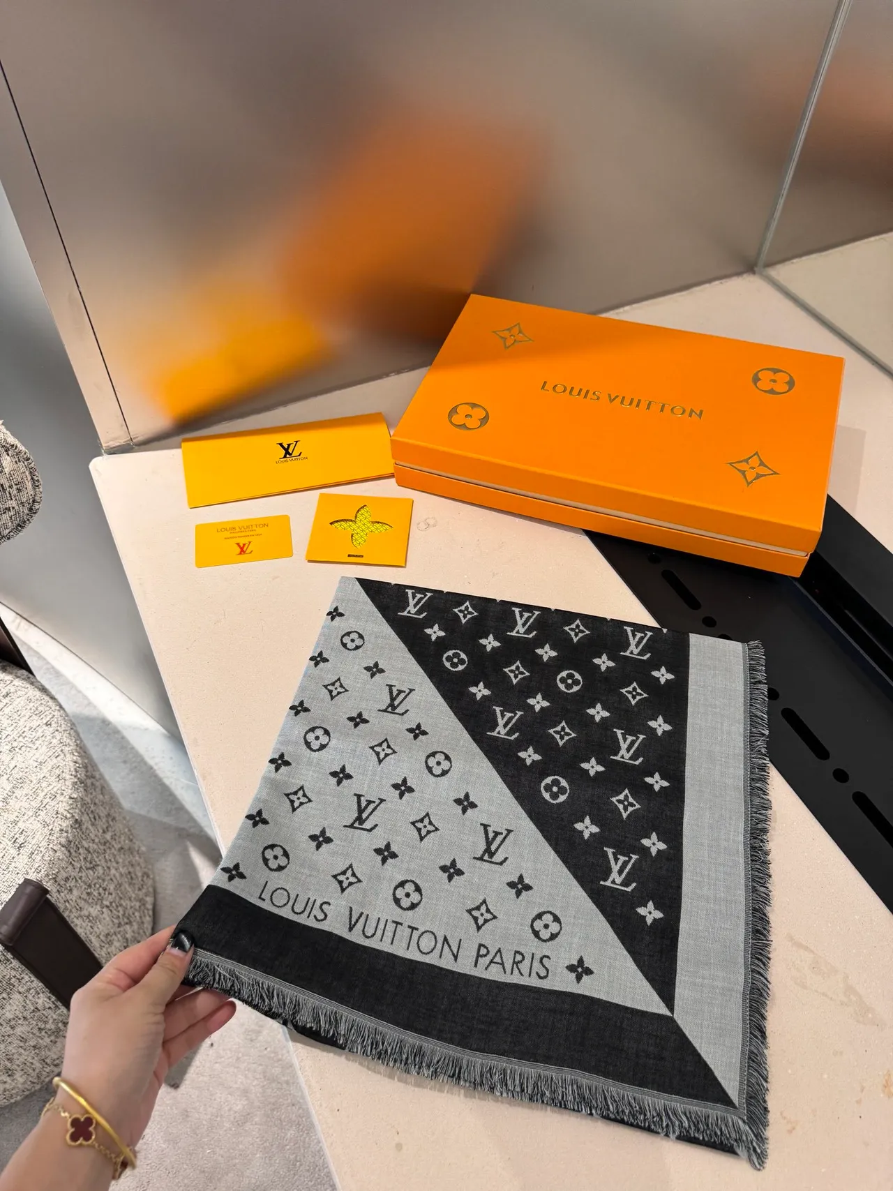 Louis Vuitton lenço impresso monograma preto cinza dois tons lenço de seda 6