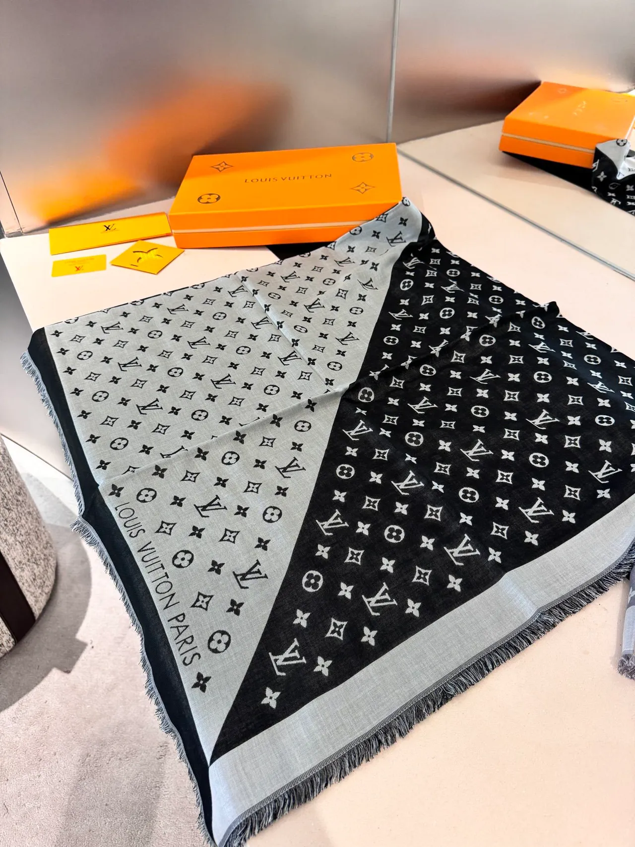 Louis Vuitton lenço impresso monograma preto cinza dois tons lenço de seda 7