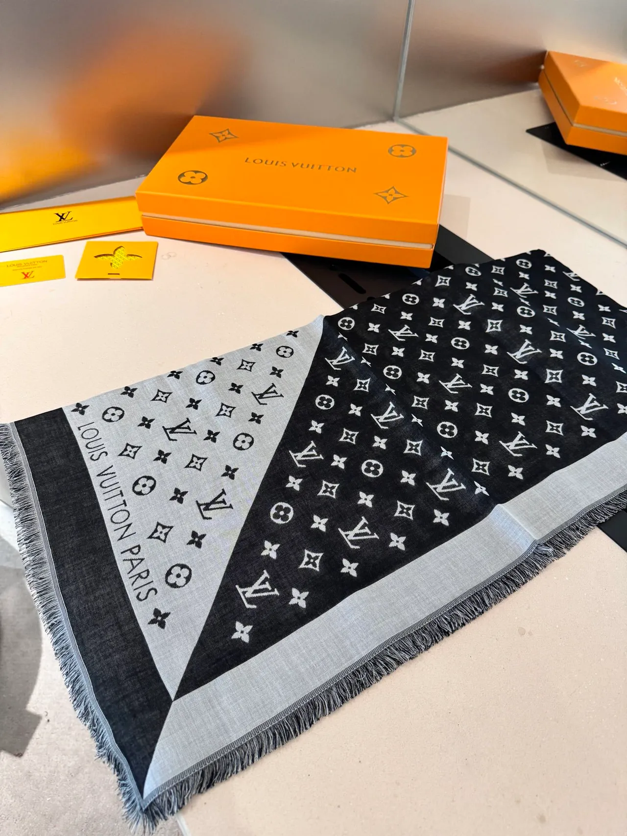 Louis Vuitton lenço impresso monograma preto cinza dois tons lenço de seda 8