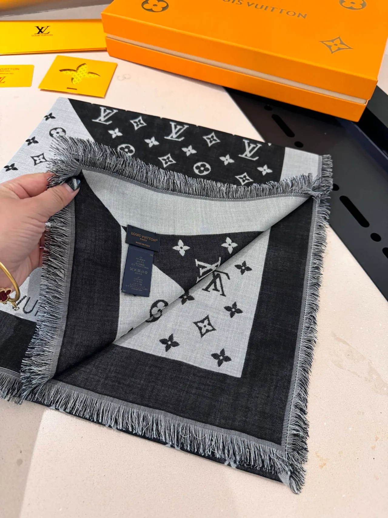 Louis Vuitton lenço impresso monograma preto cinza dois tons lenço de seda 9