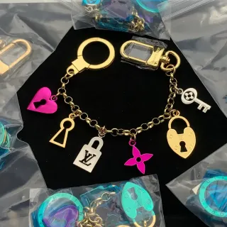 Louis Vuitton Multi-Charm Pulsera Tono Dorado Esmaltada Llave Flor
