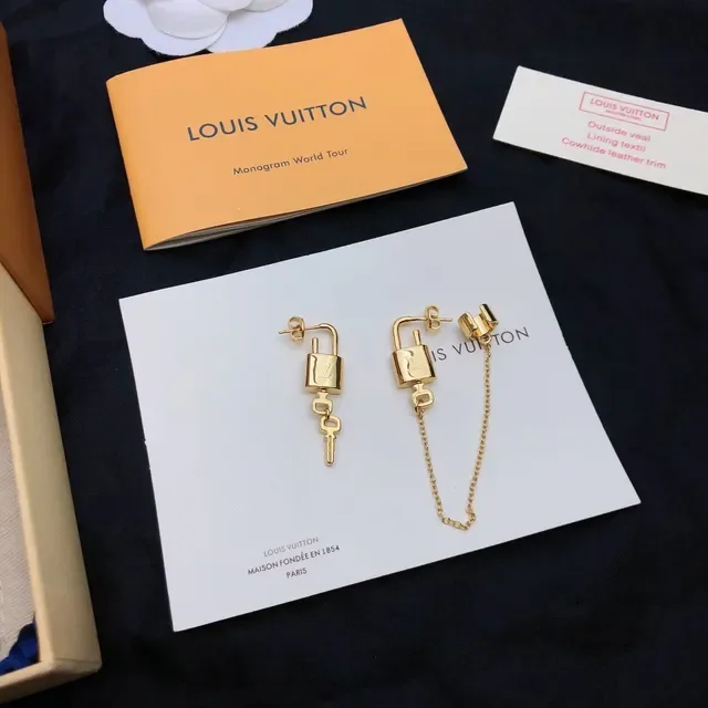 Louis Vuitton Padlock Pendant Gold-Tone Chain Necklace 5