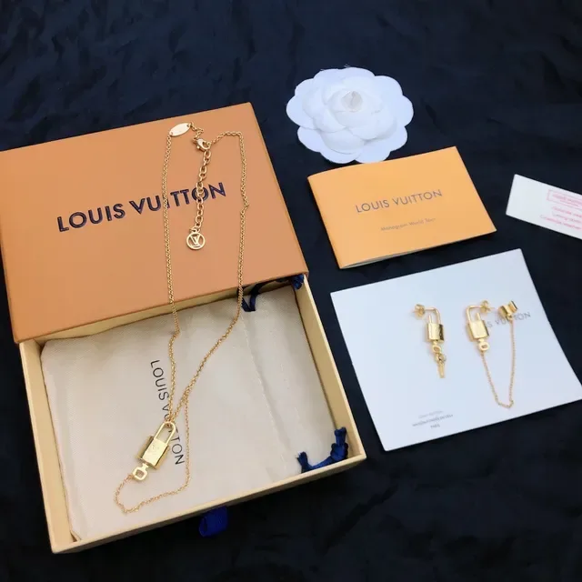 Louis Vuitton Padlock Pendant Gold-Tone Chain Necklace 6