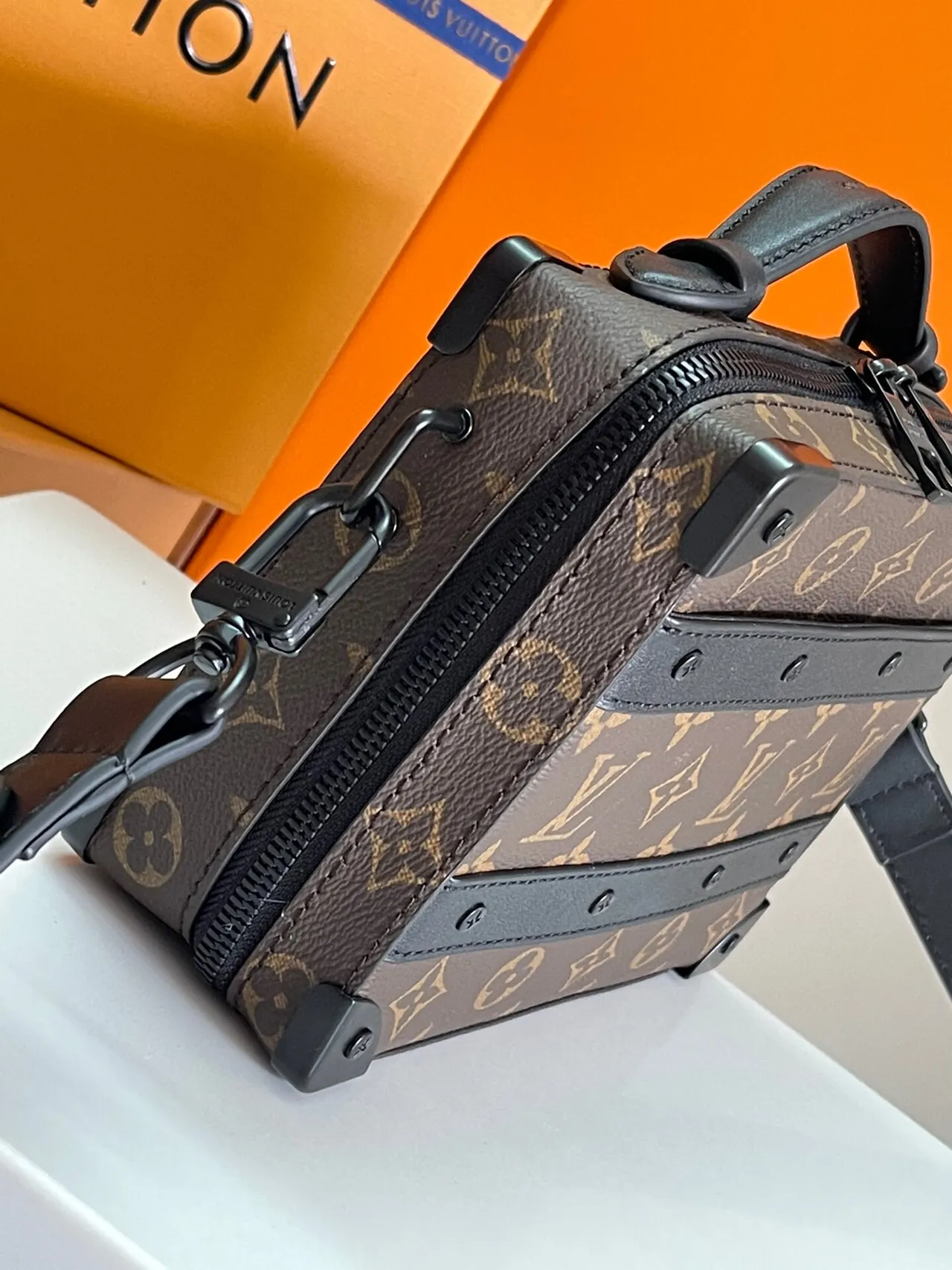 Louis Vuitton Petit Malle Monogram Sac Messager Marron et Noir 5