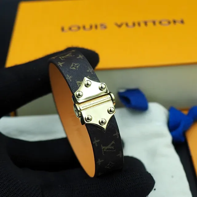 Bracelete Louis Vuitton Petite Malle Monogram Canvas com fivela dourada em formato de escudo 2