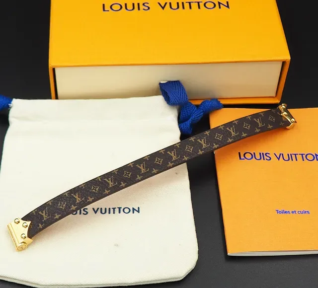Bracelete Louis Vuitton Petite Malle Monogram Canvas com fivela dourada em formato de escudo 3