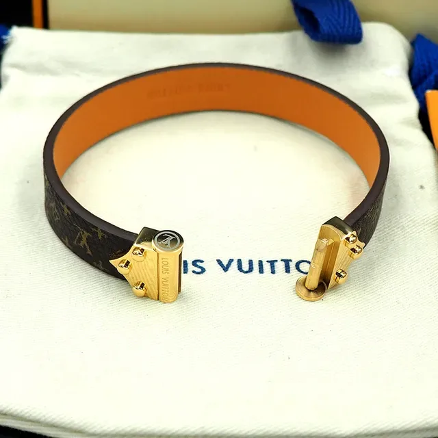 Bracelete Louis Vuitton Petite Malle Monogram Canvas com fivela dourada em formato de escudo 4