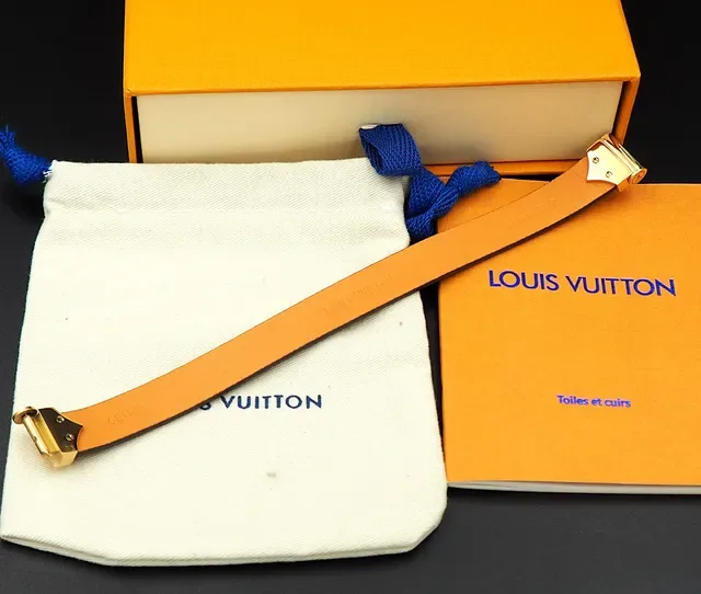 Bracelete Louis Vuitton Petite Malle Monogram Canvas com fivela dourada em formato de escudo 5
