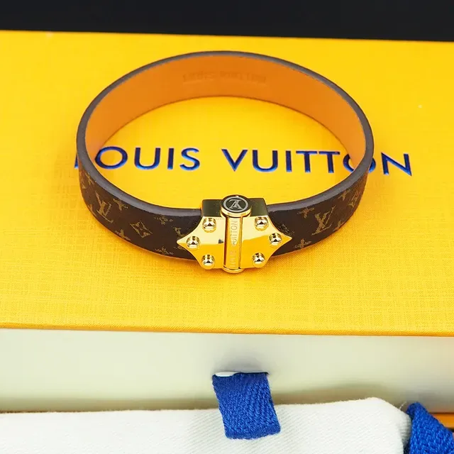 Bracelete Louis Vuitton Petite Malle Monogram Canvas com fivela dourada em formato de escudo 6