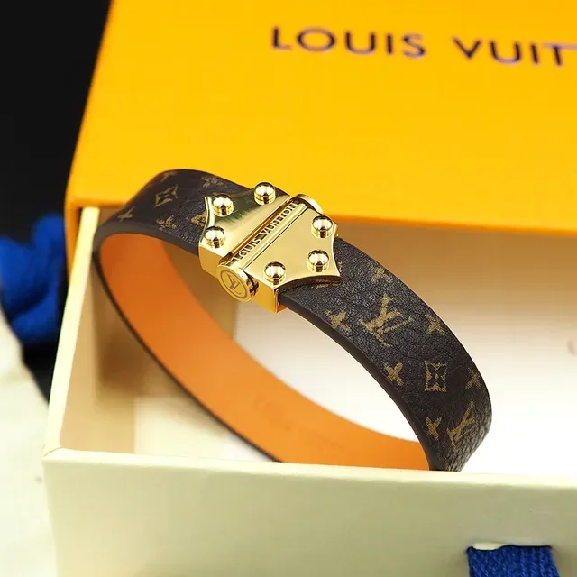 Bracelete Louis Vuitton Petite Malle Monogram Canvas com fivela dourada em formato de escudo 7