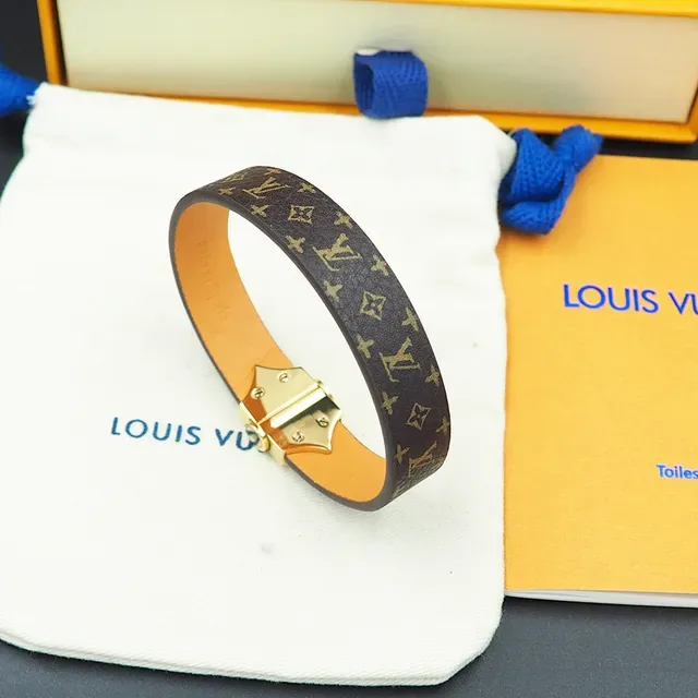 Bracelete Louis Vuitton Petite Malle Monogram Canvas com fivela dourada em formato de escudo 8