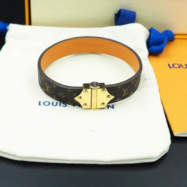Bracelete Louis Vuitton Petite Malle Monogram Canvas com fivela dourada em formato de escudo 9