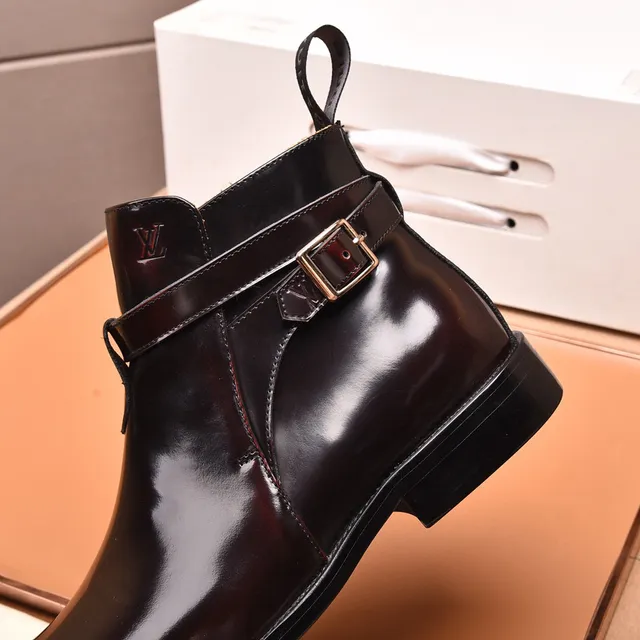Louis Vuitton Botas de tornozelo de couro patentado polido com fivela e tira 3
