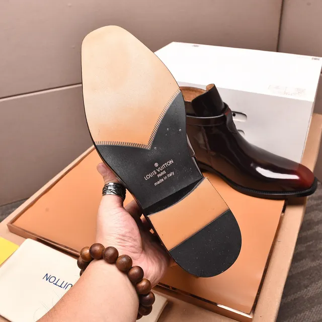 Louis Vuitton Botas de tornozelo de couro patentado polido com fivela e tira 4