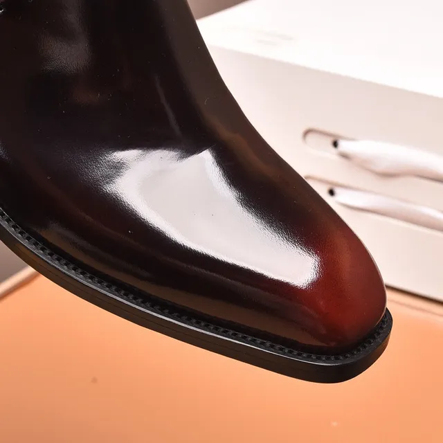 Louis Vuitton Botas de tornozelo de couro patentado polido com fivela e tira 5
