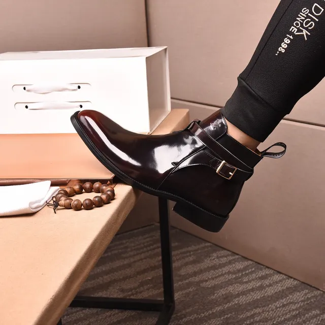 Louis Vuitton Botas de tornozelo de couro patentado polido com fivela e tira 7