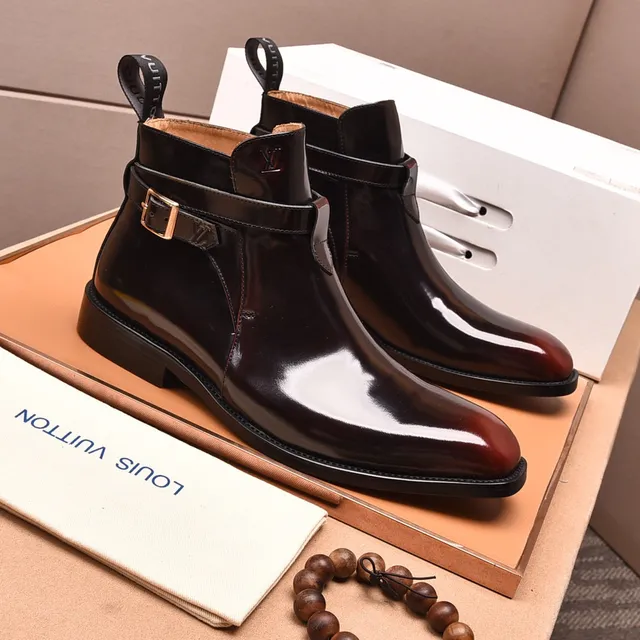 Louis Vuitton Botas de tornozelo de couro patentado polido com fivela e tira 8