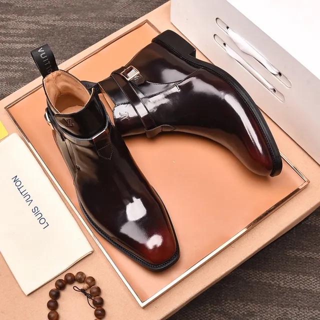 Louis Vuitton Botas de tornozelo de couro patentado polido com fivela e tira 9