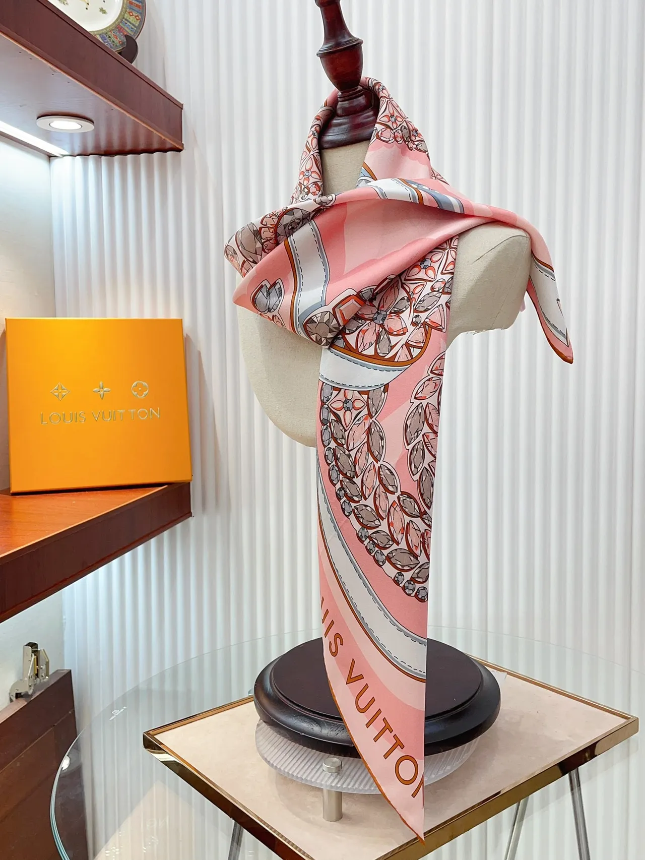 Louis Vuitton Lenço de seda estampado Floral-Gem 9