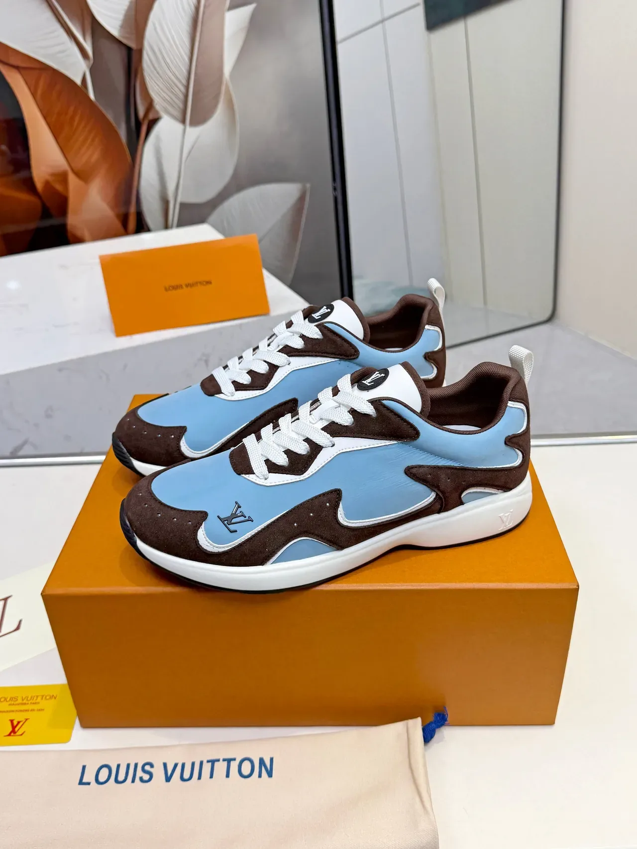 Louis Vuitton Run Away হালকা নীল এবং বাদামী লাইফস্টাইল স্নীকার 4